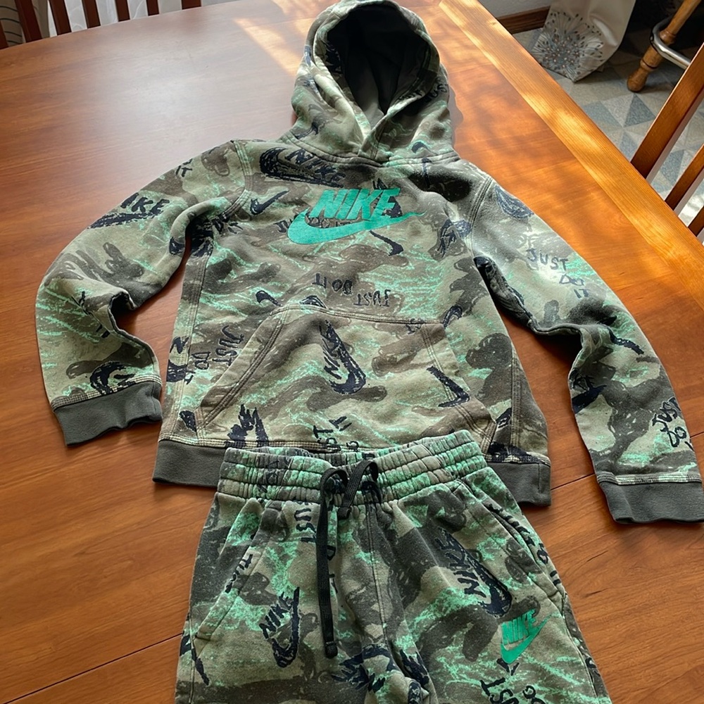 Nike Jogger Set Size 10/12 Medium Kid's Sportswear Club Pullover